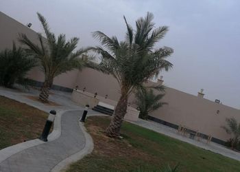 استراحة بمسطح اخضر و مسبح خارجي