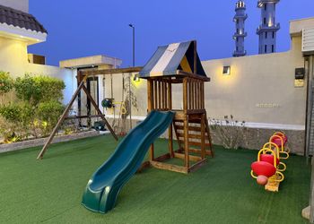شاليه بجلسة خارجية ومسطح اخضر
