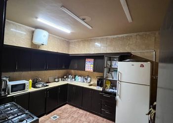 استراحة بجلسة مطلة على مسبح 