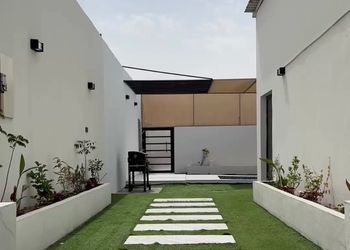 شاليه بمسطح اخضر ومسبح 