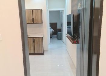 شقة بصالة وغرفة نوم وبأثاث مريح