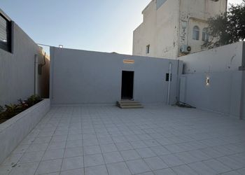 شاليه بصالة جلوس وفناء خارجي 