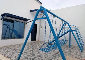 شاليه بجلسة خارجية وغرفة نوم 