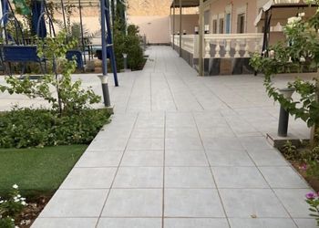 شاليه بجلسة تطل على مسبح خارجي 