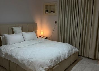 استديو بسرير ماستر وجلسة جانبية 