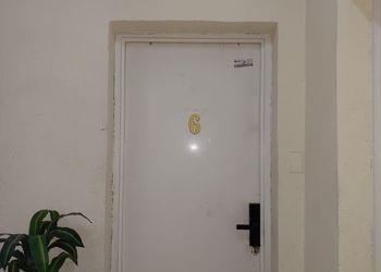 استديو بأثاث مريح وبسيط 