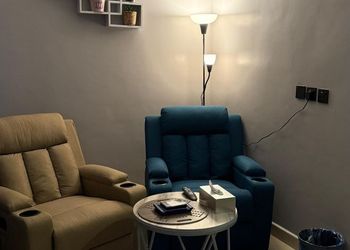 استديو بأثاث مريح وبسيط 