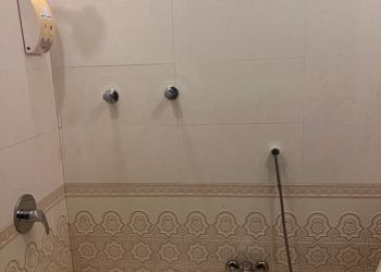 شقة بصالة أنيقة ودخول ذاتي