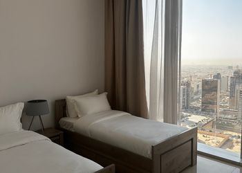 شقة بإطلالة مميزة وصالة أنيقة 