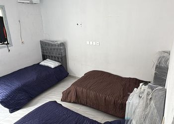 غرفة مع دورة مياة