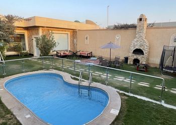 شاليه بجلسة تطل على مسبح خارجي 