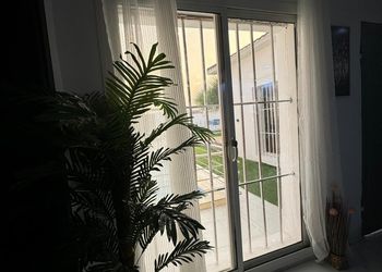 شاليه بجلسة تطل على مسبح خارجي 