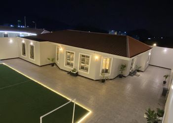 استراحة بمجلس انيق ومسطح اخضر