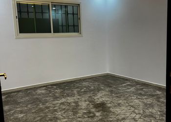 شاليه بجلسة خارجية ومسطح اخضر