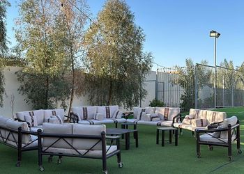 استراحة بمسطحات خضراء وملاعب
