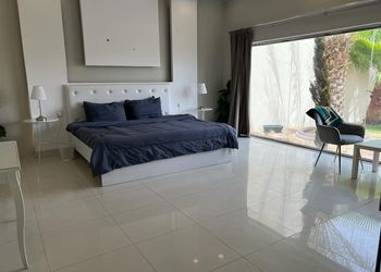 شاليه بمسطح اخضر وجلسة خارجية 