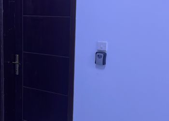 استديو بأثاث مريح وبسيط 