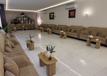 شاليه بمسطح اخضر وجلسة خارجية 