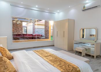 شاليه بمسطح اخضر ومسبح