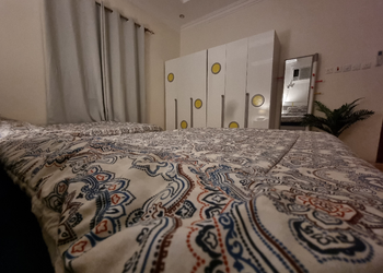 شقة بصالة وثلاث غرف نوم