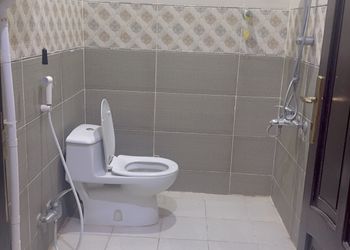 شاليه بمسطح اخضر ومسبح 