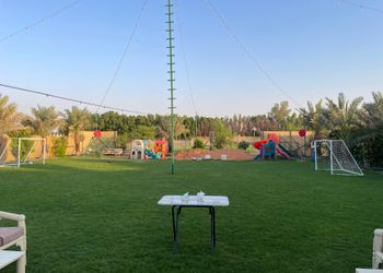 مزرعة بمسطح اخضر وبيت شعر