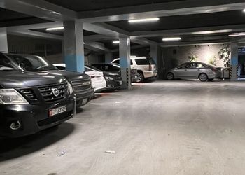 استوديو بأثاث بسيط ومريح