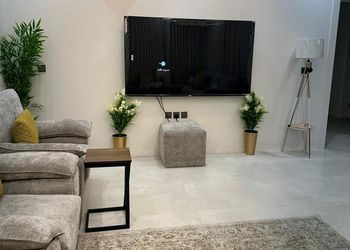 دور أرضي بفناء ومدخل سيارة 