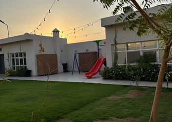 شاليه بصالة جلوس وجلسة خارجية