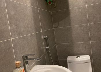استديو بأثاث مريح وبسيط 