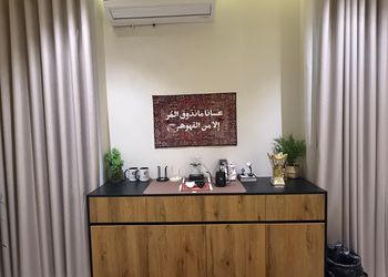 شقة  بصالة جلوس وغرف نوم
