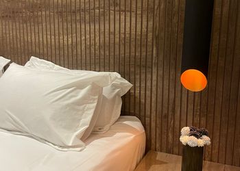استديو بأثاث مريح وبسيط 
