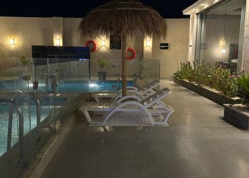 شاليه بمسبح والعاب مائيه