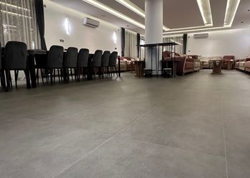 شاليه بمسطح اخضر وجلسة خارجية 