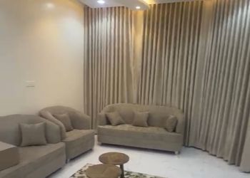 شقة بصالة جلوس وثلاث غرف نوم 