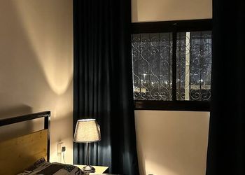شقة بغرفة معيشة وغرفة نوم 