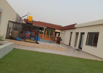 استراحة بمجلس وفناء خارجي 