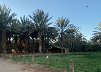 استراحه بمسطحات خضراء وغرف نوم