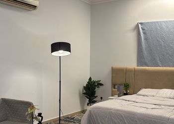 استديو بأثاث مريح وبسيط 