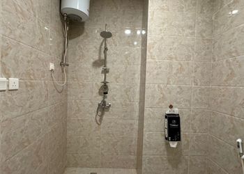 استديو بسرير ماستر وأثاث مريح 