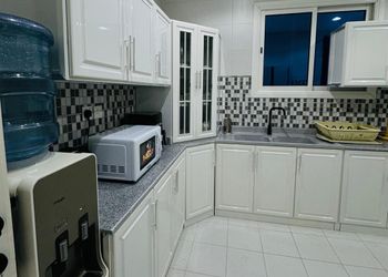 شقة بصالة وغرفتين نوم وبأثاث بسيط