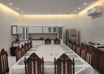 شاليه بجلسة خارجية ومسطح اخضر