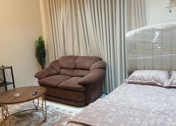 استديو بسرير ماستر وجلسة مريحة 