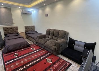 غرفة بأثاث مريح وبسيط 