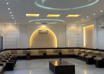 استراحة بمجلس واسع وفناء خارجي 