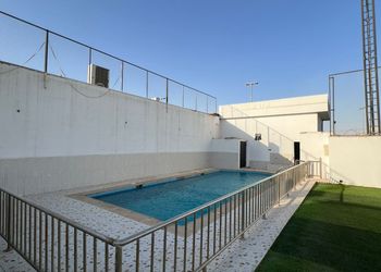 شاليه بمسطح اخضر ومسبح