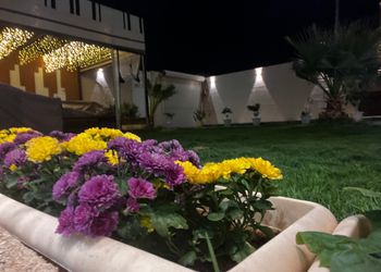 شاليه بجلسة خارجية ومسطح اخضر