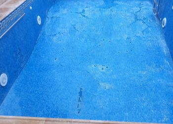 استراحة بملعب كرة طائرة ومسبح