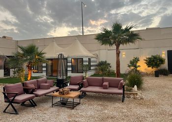 استراحة بجلسة وملعب كورة طائرة 