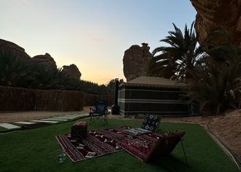 استراحة داخل مزرعة ببيت شعر ملكي